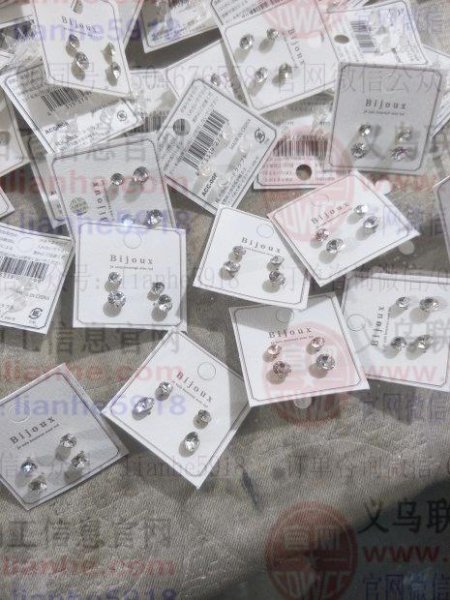简单耳钉包装手工活【发外地做】如图,找外地包装加工厂,耳钉包装手工