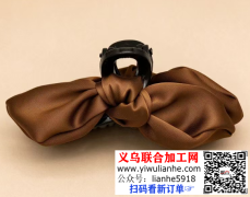 打蝴蝶结+粘胶做这个布艺蝴蝶结抓夹的手工