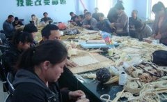 身残志坚靠做手工活【创大业】 在家做手工活
