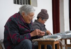   老人在家里做手工活也是乐趣
